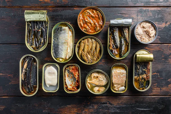 Saury, uskumru, sardalya, sardalya, kalamar, kalamar, ton balığı ve ev yapımı ahşap masa manzarası. .