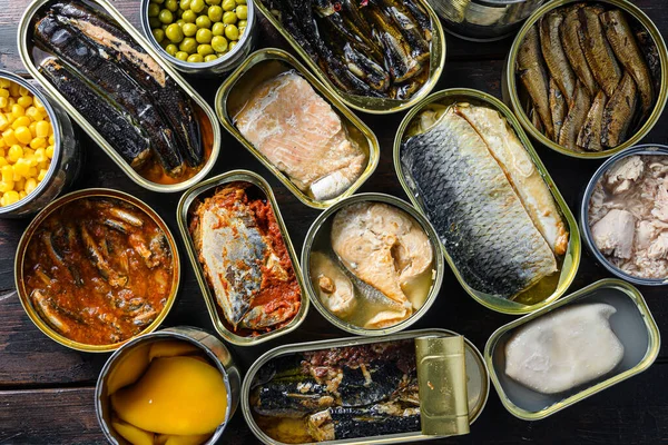 Konserve konserveleri, konserve kutularındaki yiyecekleri korur. Taze organik katkı maddeleri Saury, uskumru, sprat, sardalya, sardalya, sardalya, kalamar, ton balığı anananası, mısır, bezelye, mango, fasulye, eski ahşap desenli üst görünüm.