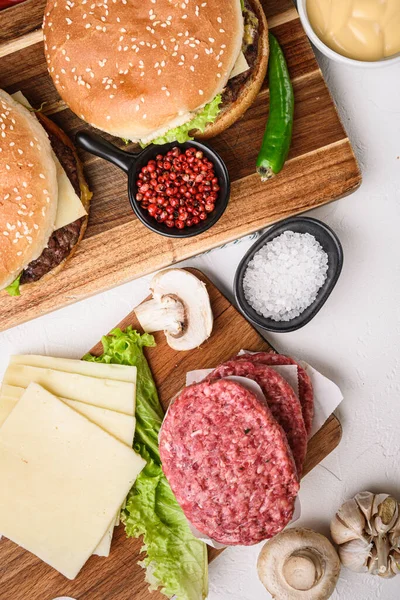 Burger Mit Rindfleisch Zum Grillen Auf Weißem Hintergrund — Stockfoto