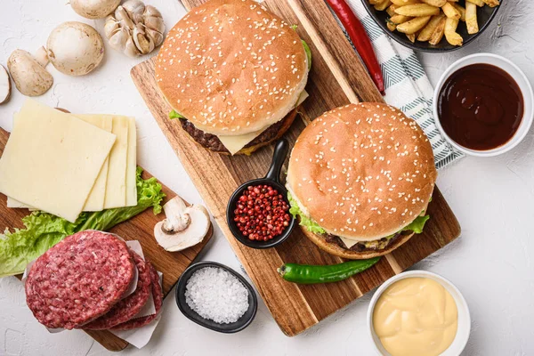 Burger Mit Zutaten Auf Weißem Hintergrund Draufsicht Mit Kopierraum — Stockfoto