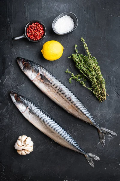 Siyah desenli arka plan içerikli tüm uskumru, üst görünüm.