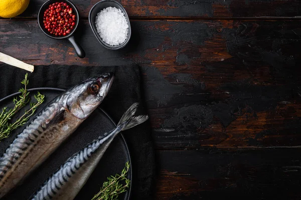 Tahta masa üzerinde malzemeleri olan çiğ deniz balığı, metin için yeri olan düz bir yer..