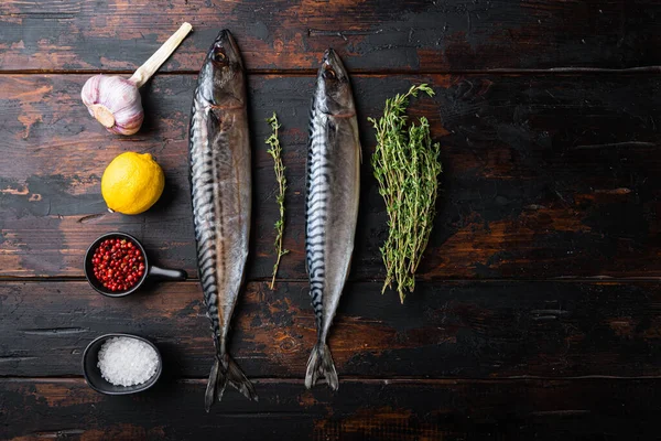 Zwei Rohe Makrelen Mit Kräutern Auf Holztisch Flach Gelegt — Stockfoto