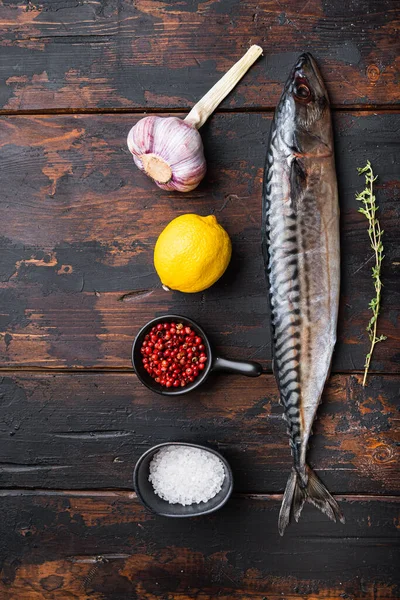 Poisson Cru Aux Herbes Sur Table Bois Vue Dessus — Photo