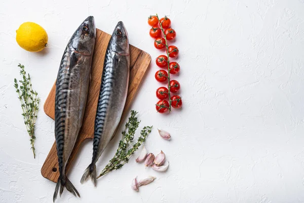 Beyaz arkaplanda otlu çiğ uskumru, metin için boş alan var..