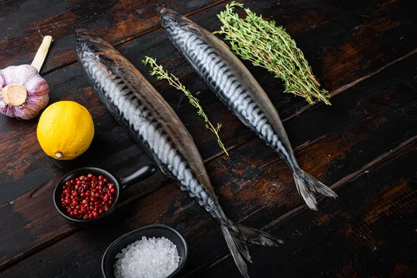 Siyah ahşap arka planda otlu uskumru..