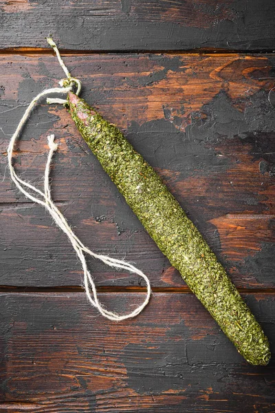 深色木背草本植物中的藤条香肠 — 图库照片
