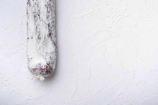 Longaniza İspanyol salam sosisi beyaz desenli arka planda kopya alanı ile.