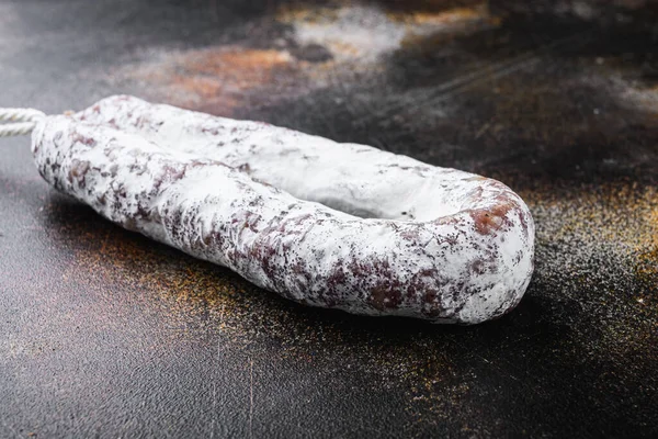 Koyu arkaplanda İspanyol salamı sosisleri.