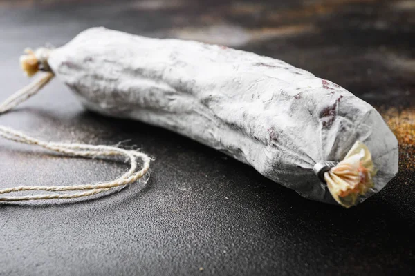 Koyu arka planda salçalı sosis..