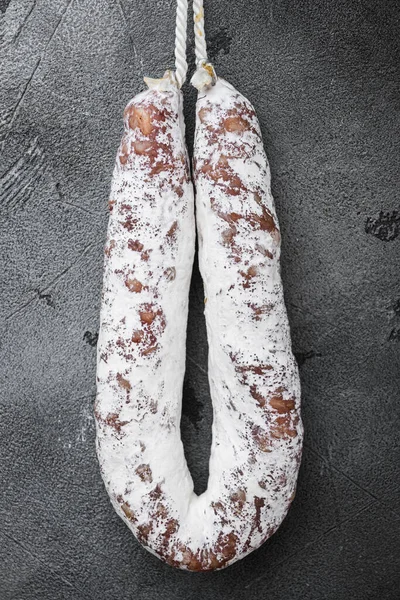 Gri arkaplanda kurutulmuş salam sosisi..