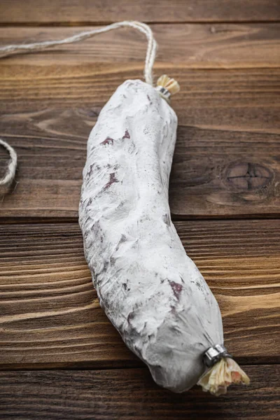 Ahşap masada salçalı sosis..