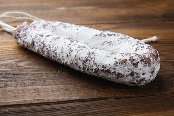 Tahta masada mayalanmış sosis..