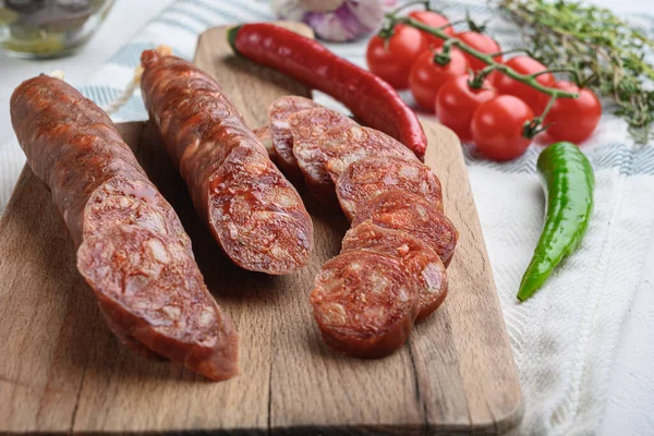 Traditionella Chorizo Nedskärningar Med Kryddor Och Ingredienser Vit Strukturerad Bakgrund — Stockfoto