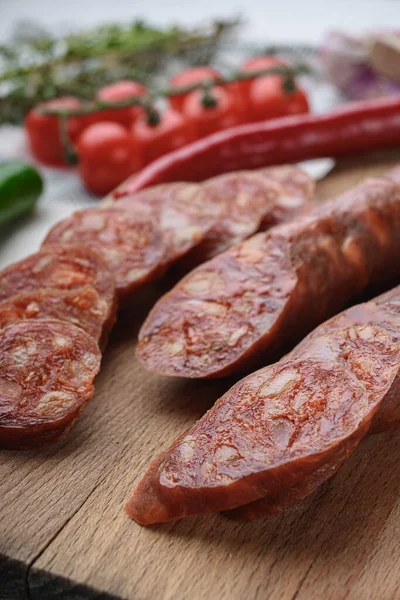 Cortes Tradicionales Chorizo Con Especias Ingredientes Superficie Blanca — Foto de Stock