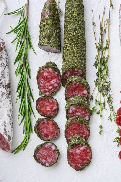 Varietà Salumi Stagionati Secchi Salsicce Chorizosalami Intere Affettate Fondo Bianco — Foto Stock