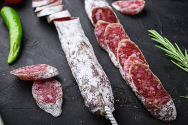 Balkabağı arka planında kurutulmuş sosis dilimleri..