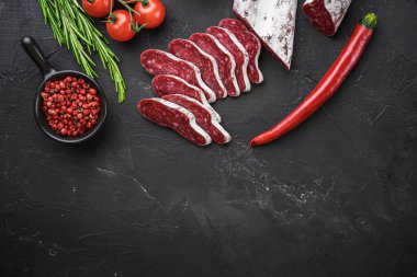 İspanyol Longaniza salam sosisleri, balkabağı arka planında bitkiler, fotokopi alanı ile düz uzanır..