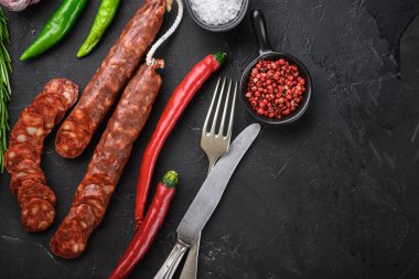 İspanyol Chorizo sosisleri. Balck arka planında otlar ve baharatlar, fotokopi alanı ile üst görünüm..