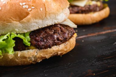 Tahta masada taze lezzetli bir hamburger..