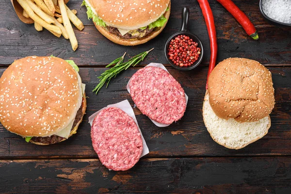 Hackfleisch Burger Schnitzel Mit Würze Auf Dunklem Holzhintergrund Von Oben — Stockfoto