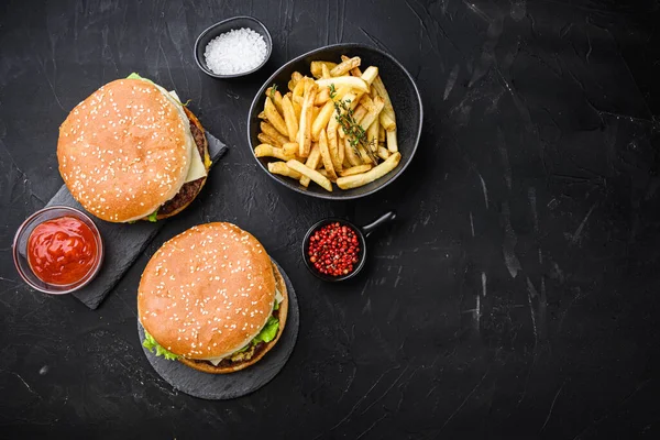 Rzemiosło Burger Wołowy Frytki Czarnym Tle Płaski Leżał Miejsca Kopiowania — Zdjęcie stockowe