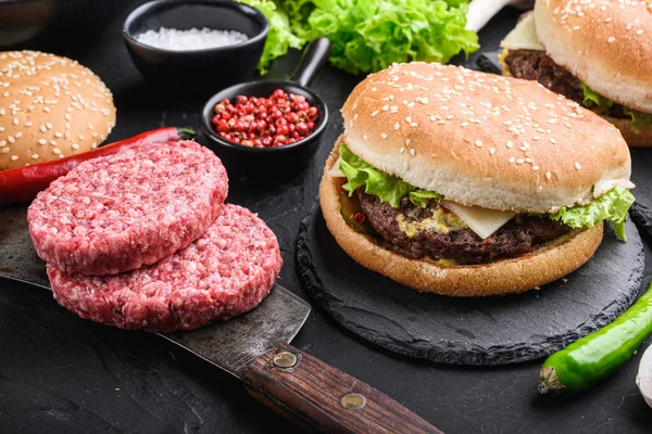 Hackfleisch Steaks Für Hausgemachte Burger Auf Schwarzem Strukturiertem Hintergrund — Stockfoto