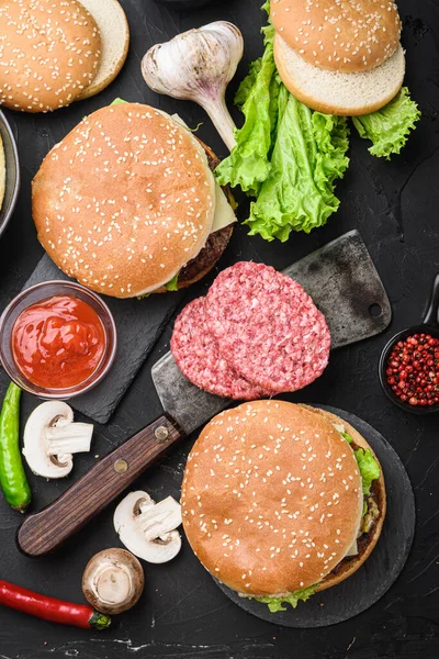 Hackfleisch Steaks Und Zwei Burger Auf Schwarzem Hintergrund Flache Lage — Stockfoto