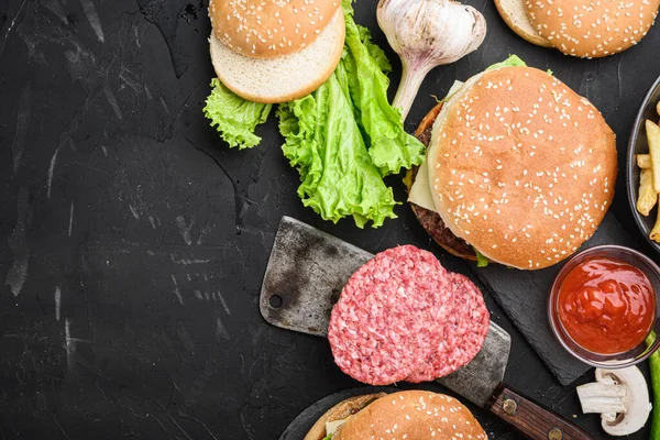 Amerikanische Burger Zutaten Auf Schwarzem Strukturiertem Hintergrund Oberseite Mit Platz — Stockfoto