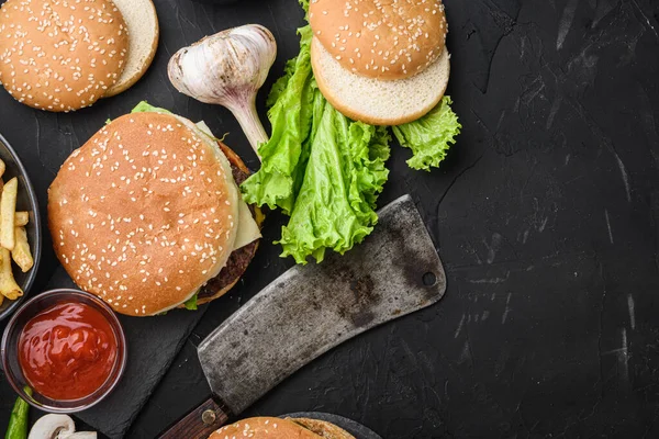 Burger Und Fleischspalter Auf Schwarzem Strukturiertem Hintergrund Oberseite Mit Platz — Stockfoto