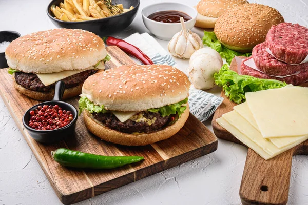 Dwa Domowe Hamburgery Wołowe Komponentami Białym Tle — Zdjęcie stockowe