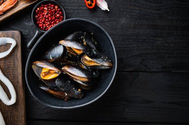 Siyah ahşap yüzeyde deniz ürünleri midyesi, yazı için yeri olan üst manzara, yemek fotoğrafı..