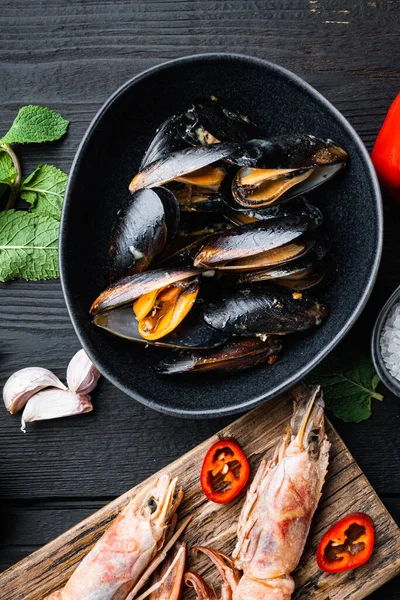 Moules Avec Des Ingrédients Dans Bol Sur Une Table Bois — Photo