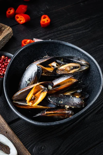 Moules Cuites Vapeur Sur Fond Bois Noir Photo Nourriture — Photo