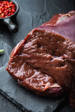 Siyah arka planda sığır ciğeri.