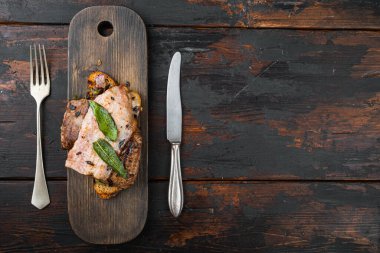 Karaciğer pastırması ve soğan güvertede servis edilir, ahşap zemin üzerinde, fotokopi alanı ile üst manzara.