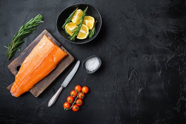 Siyah arkaplanda taze gökkuşağı filetosu, kopya alanı ile üst görünüm.