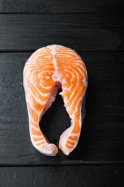 Dilimlenmiş kırmızı balık alabalığı, siyah ahşap yüzey, düz manzara..