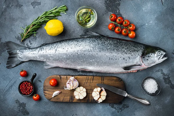 Frisches Rohes Lachsrotes Fischfilet Auf Grauem Hintergrund Ansicht Von Oben — Stockfoto