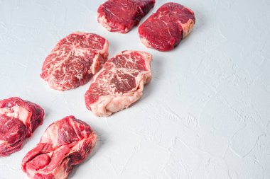 Çiğ sığır eti, Chuck 'ın gözünü devirme, üst bıçak, biftek. Organik et. Beyaz desenli arka plan. Metin için boşluk olan kenar görünümü
