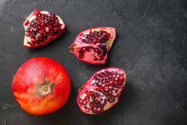 Siyah arkaplan üzerinde nar ve tüm taştan kesikler, metin için boşluk ile üst görünüm