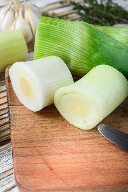 Choppong tahtasında yeşil doğranmış pırasa sultan beyaz ahşap masa manzarası seçici odak üzerinde