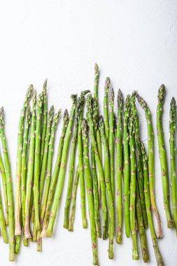 Beyaz desenli arka planda organik kuşkonmaz, üst görünüm