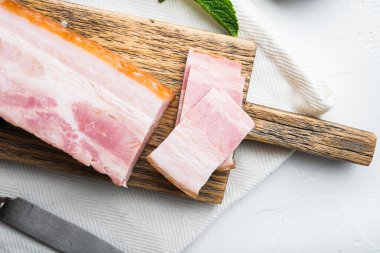 Pastırma pancetta beyaz arka planda kesilmiş ve dilimlenmiş..