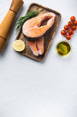 Otlu somon bifteği, beyaz arka plan, fotokopi alanı olan üst manzara..