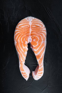 Somon bifteği çiğ balık, siyah arka plan, üst manzara..