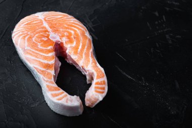 Kırmızı balık alabalığı, siyah arkaplanda fotokopi alanı ile..