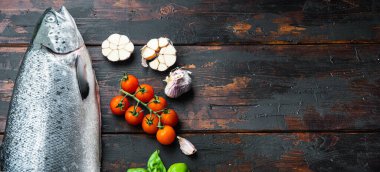 Ahşap zemin üzerinde taze çiğ somon balığı filetosu, kopya alanı ile düz yatıyordu..