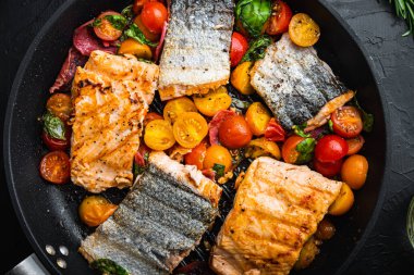 Siyah arka planda vişneli domatesli dumanlı corizosalmon..