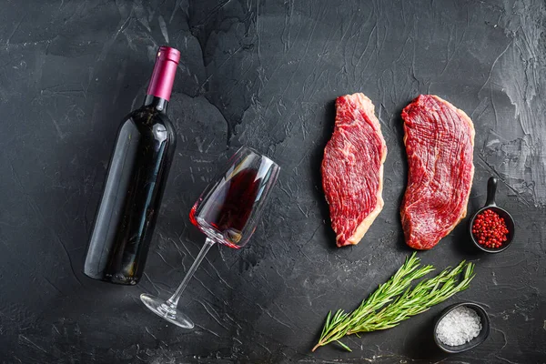 Filetes Picanha Orgánicos Cerca Botella Copa Vino Tinto Sobre Mesa —  Fotos de Stock